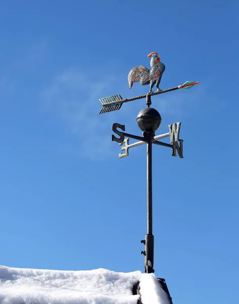 겨울에 지붕에 풍향 계-푸른 하늘 — 스톡 사진