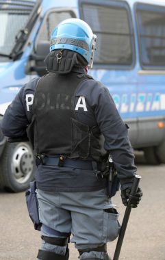 Mavi kask ve cop Itay içinde isyan dişli polis