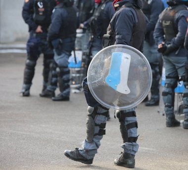 Anti-terör Denetim sırasında isyan dişli polis