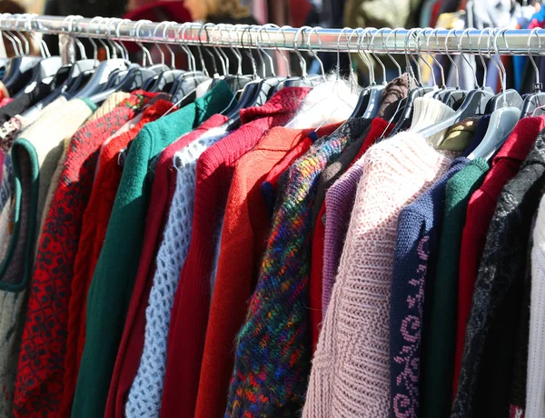 Truien opknoping van hangers voor verkoop in de markt — Stockfoto