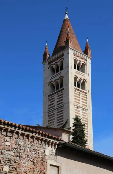 Campanario de la Basílica de San Zenón en Verona, al norte de Italia — Foto de Stock