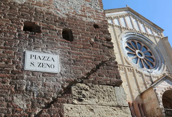 Oude Basiliek en het woord Piazza San Zeno In Verona Italië — Stockfoto