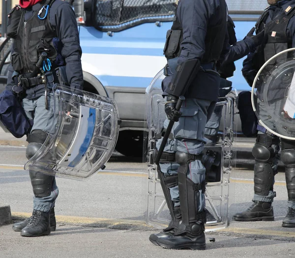 Policemen with shields and riot gear during the sporting event i — Stock Photo, Image