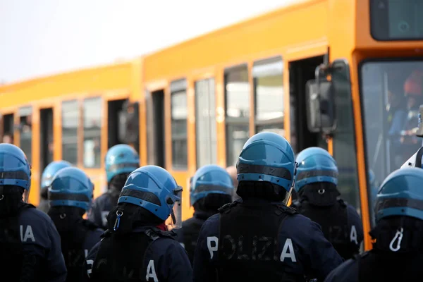 Kravallpolis samtidigt eskortera bussen till stadion — Stockfoto