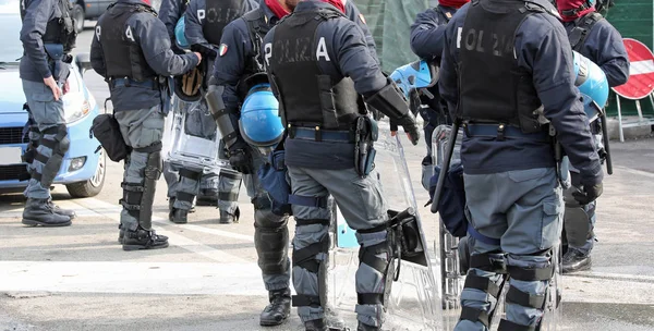 Rendőrség pajzsok és a lázadás felszerelés az esemény a város alatt — Stock Fotó