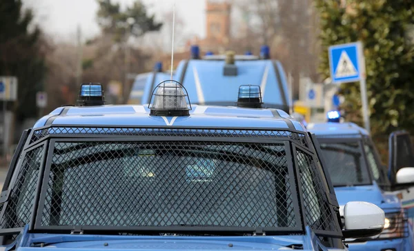 Konvoi mit mehreren Polizeiautos und gepanzerten Fahrzeugen auf Streife — Stockfoto