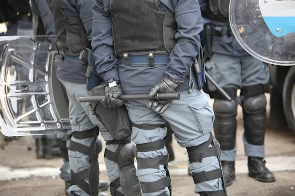 Policía en equipo antidisturbios durante el control antiterrorista — Foto de Stock