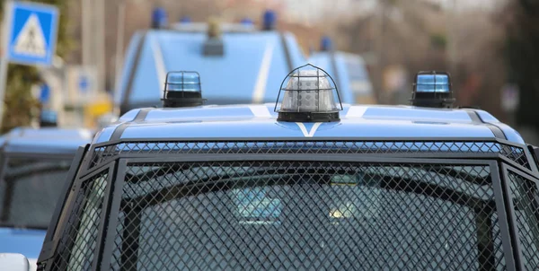 Convoy con varios coches de policía y vehículos blindados — Foto de Stock