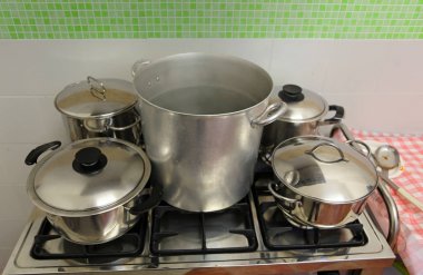 Endüstriyel Mutfak soba üzerinde irili ufaklı tencere