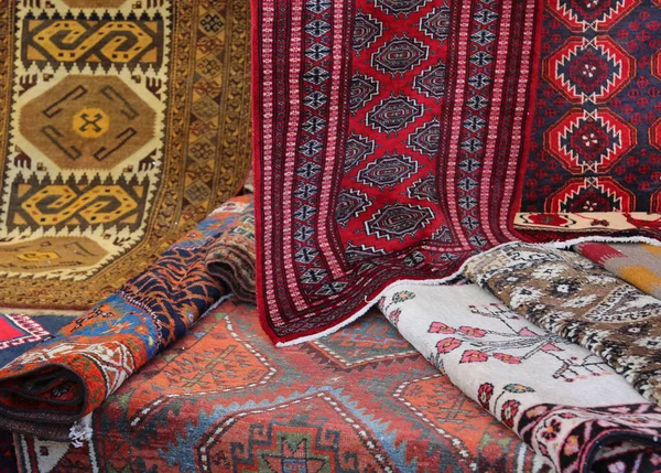 Many carpets of different quality on sale in the market — Stock Photo, Image