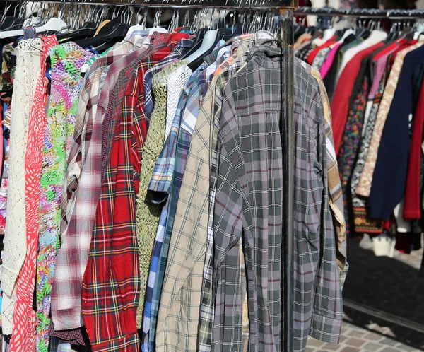 Mercado de ropa usada al aire libre con mucha ropa — Foto de Stock