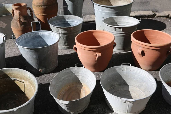 Baldes de alumínio e vasos de argila para venda no mercado — Fotografia de Stock