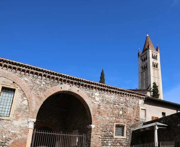 Bell tower av San Zeno basilika i Verona i Italien — Stockfoto