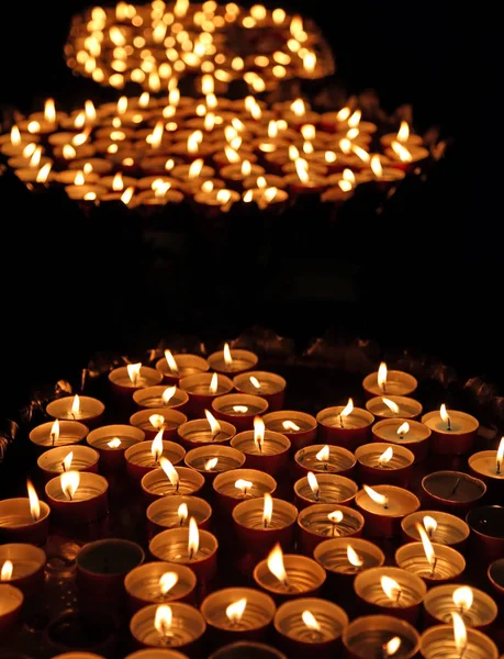Kaarsen verlicht met de warme vlam tijdens de religieuze ceremonie — Stockfoto