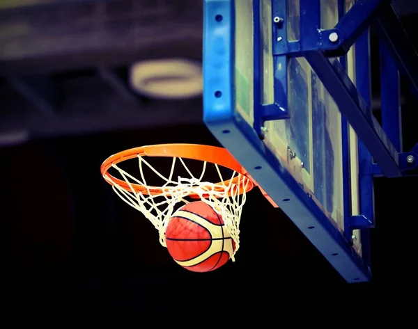 Velké fotografování a basketbal do košíku — Stock fotografie
