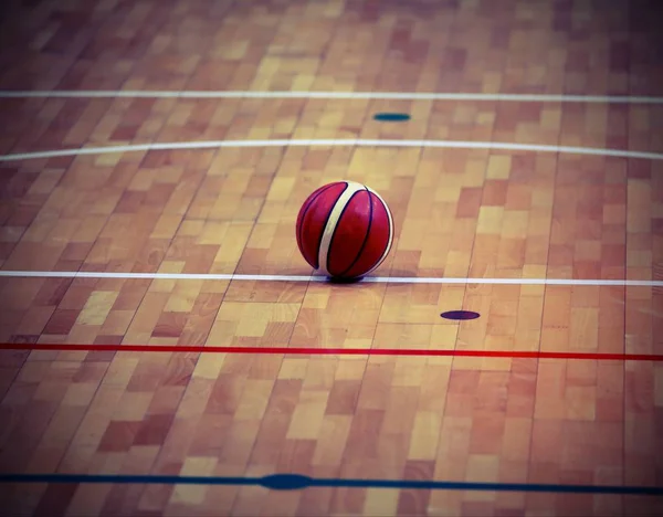 Basquete na quadra de basquete com um parquete de madeira e gam — Fotografia de Stock