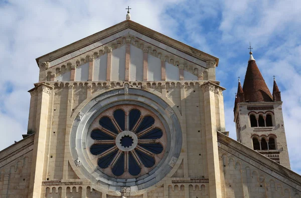 Rosone della Basilica di San Zeno a Verona con il — Foto Stock