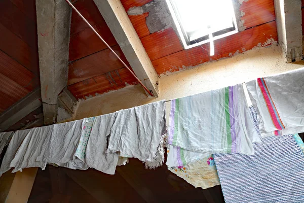 Dachfenster und Tücher und Lumpen zum Trocknen aufgehängt — Stockfoto