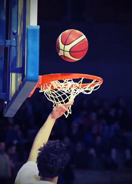 Joueur de basket lors de l'écrasement du panier avec les bas — Photo