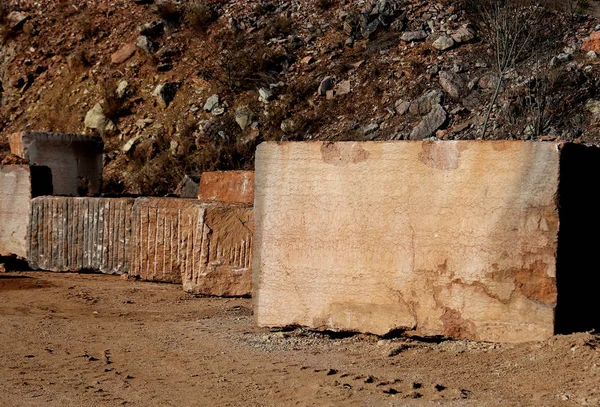 Velký mramorový lom s bloky z mramoru z moun — Stock fotografie