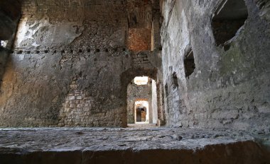 Oda sırasında askerler tarafından kullanılan bir antik fortess kalıntıları 