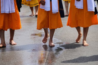 Sih askerlerin yalınayak sokak şehrin Mart