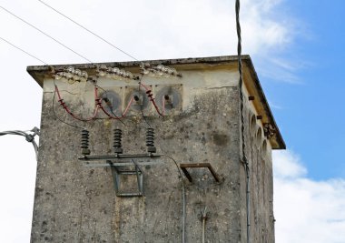 yüksek gerilim elektrik kabloları ile elektrik trafo merkezi