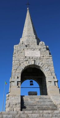 Tarihsel mezarda, Monte Cimone sırasında askerler anısına 