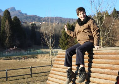 Çocuk bir dağ Bahçesi şirketten kışın çalış.