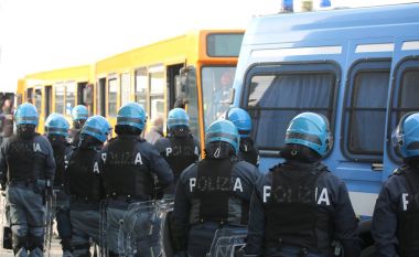 çevik kuvvet polisi stadyuma otobüs eşlik ederken