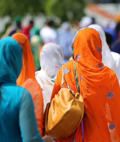 Sikh ผู้หญิงที่มีผ้าคลุมศีรษะเหนือศีรษะของพวกเขาในระหว่างการประมวลผลใน — ภาพถ่ายสต็อก