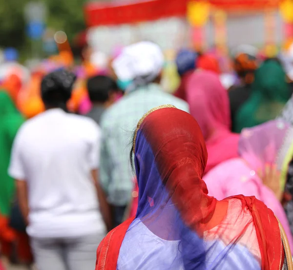 Сикхские женщины с вуалью на голове во время фестиваля в й — стоковое фото