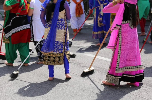 Сикхів жінок босоніж, хоча очищення дороги під час сикхів фестивалю — стокове фото