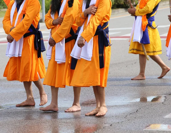 Sikh soldiers barefoot march through the city street — Stock Photo, Image