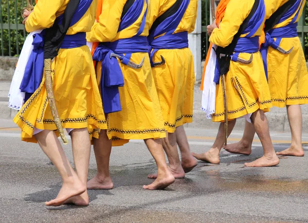 Soldiers with orange clothes march through the city during a fes — Stock Photo, Image