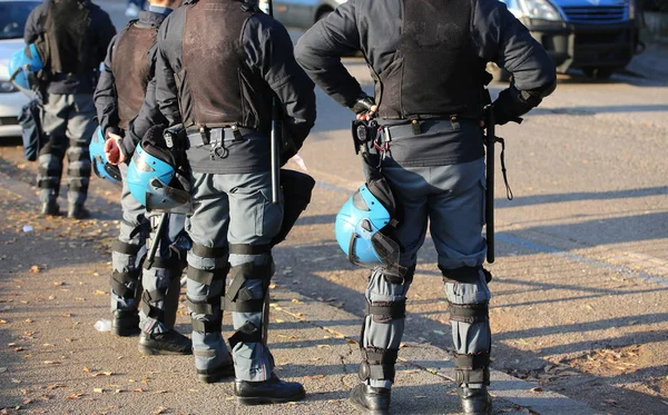 Police en tenue anti-émeute avec casque de protection pendant la révolte urbaine — Photo