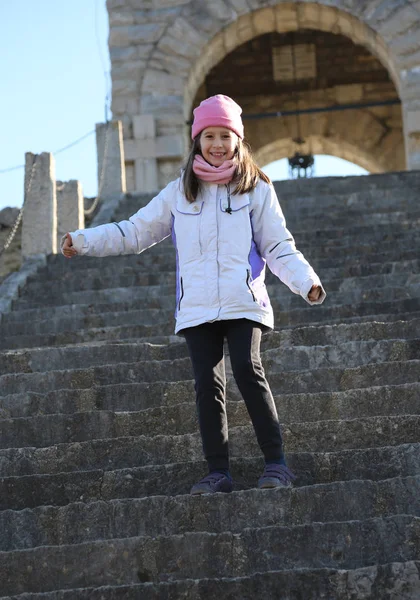Bambina scende i gradini alti del monumento dedicato — Foto Stock
