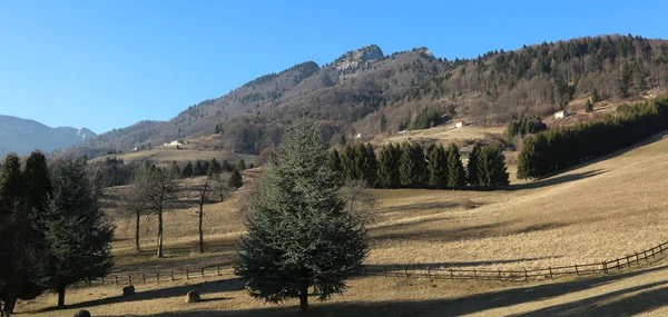 Panorama das montanhas no norte da Itália no inverno com t — Fotografia de Stock