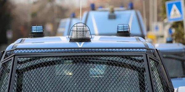 Convoy con varios coches de policía y vehículos blindados — Foto de Stock