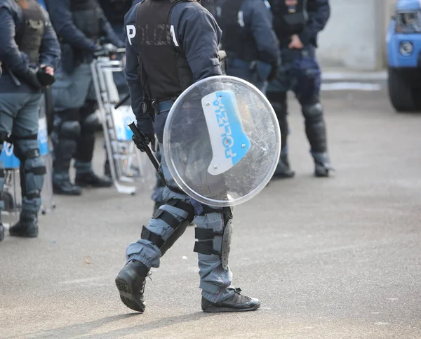 Şehirde olay sırasında polis kalkanlar ve isyan dişli — Stok fotoğraf