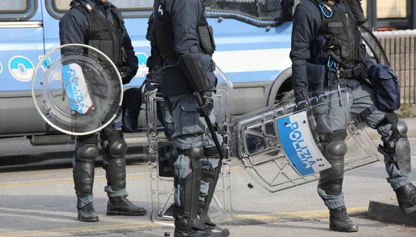 Police avec boucliers et équipement anti-émeute pendant l'événement dans la ville — Photo