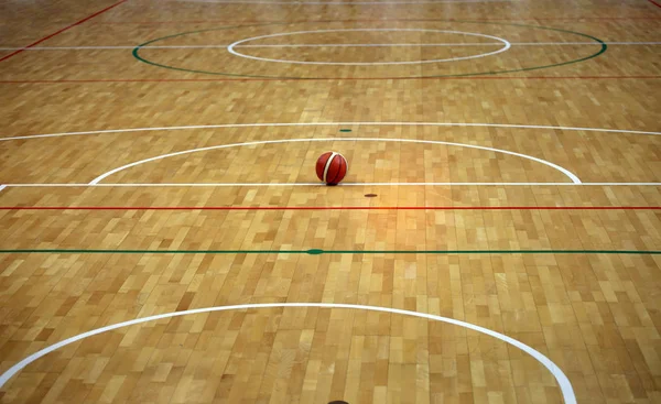 Pallacanestro nel campo da basket con parquet in legno e gam — Foto Stock
