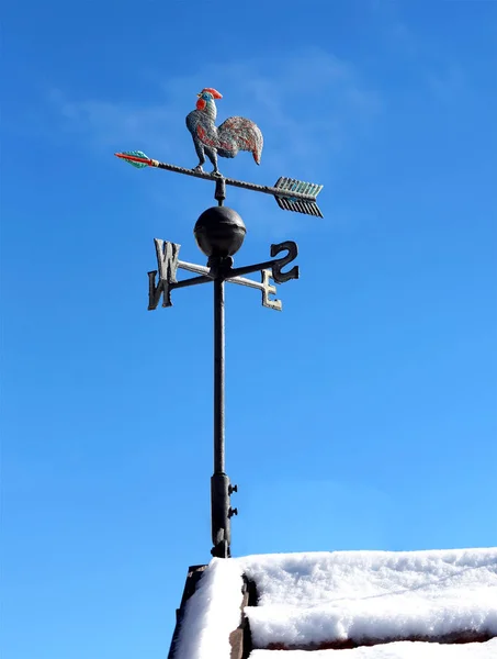 Weathervane ve mavi gökyüzü — Stok fotoğraf