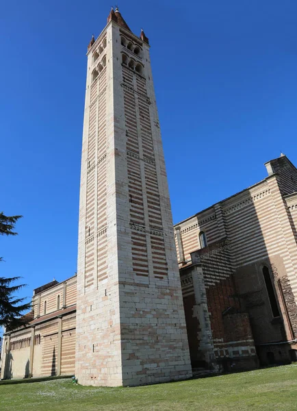 Dzwon wieża San Zeno bazyliki w północnych Włoszech w Werona — Zdjęcie stockowe