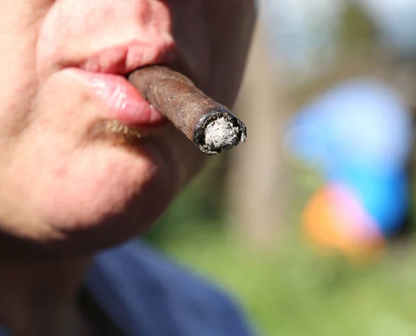 Сигара с золой и углями курильщика цепи — стоковое фото