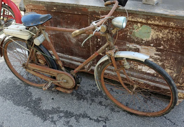 Eski paslı moped motor motor bisiklet gibi — Stok fotoğraf