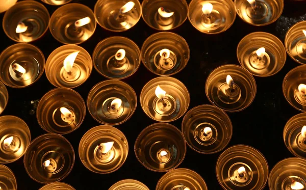 Velas acesas com a chama quente durante a cerimônia religiosa — Fotografia de Stock