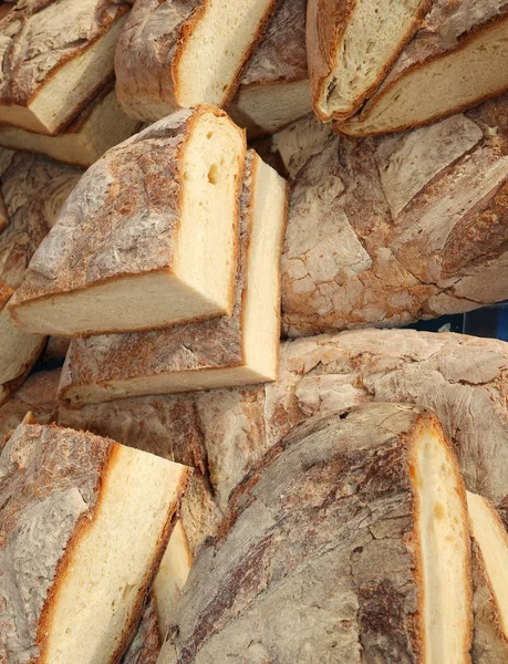 Pane fatto in casa cotto nel forno a legna — Foto Stock