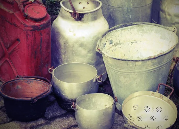 Oude containers en een oude rode tank voor het vervoer van de benzine — Stockfoto