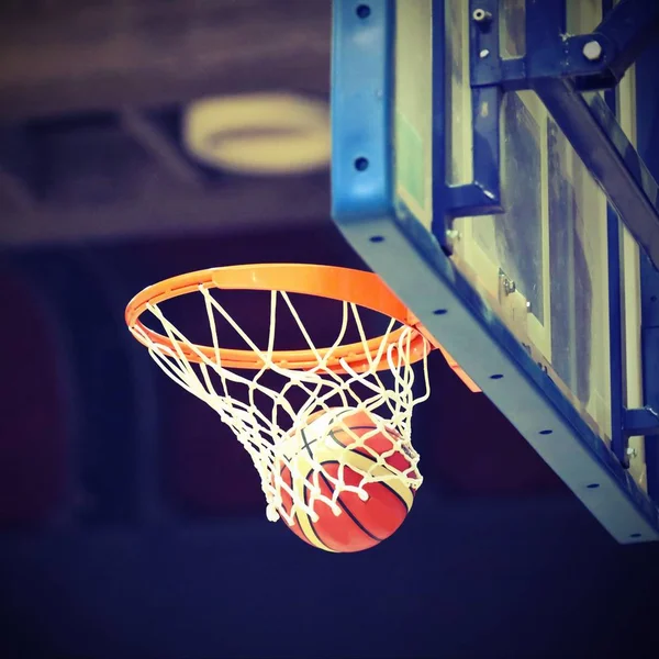 Basketball geht nach einem kühlen Schuss in den Korb — Stockfoto